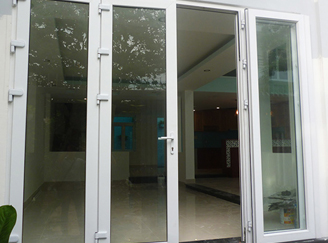 Lắp đặt cửa nhôm kính cường lực 