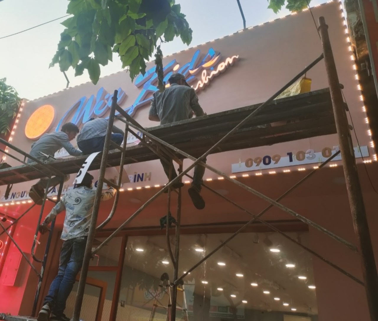 Làm Bảng Hiệu quảng cáo Sài Gòn Tphcm, Thiết kế thi công biển hộp đèn, Alu , Chữ Mica, INOX , Làm bảng hiệu quảng cáo giá rẻ, Bảng lấp lánh Kim Tuyến , Đính Đá